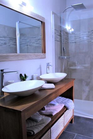 Classic Room | Bathroom | Hair dryer, towels - Chambres d'hôtes Au Bord De Loire (La Marche)
