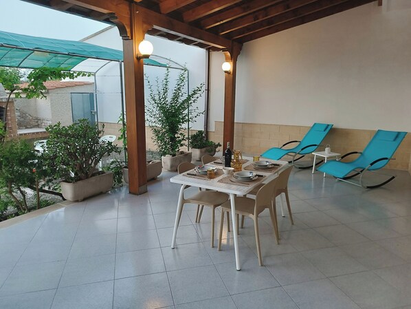 Outdoor dining - The garden of Sofia Charm and Comfort Apartment (Torre dell'Orso)