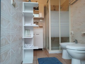 Haartrockner, Bidet, Handtücher, Seife