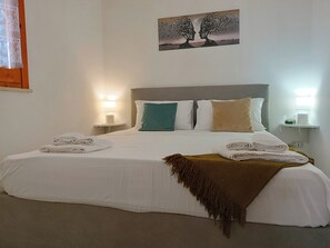 2 bedrooms, iron/ironing board, free WiFi, bed sheets - The garden of Sofia Charm and Comfort Apartment (Torre dell'Orso)