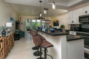 Geladeira, micro-ondas, fogão, cooktop