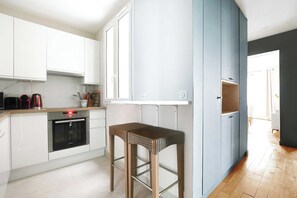 Apartment | Private kitchen | Fridge, microwave, oven, stovetop - Modern Apartment -1br- 4P- Ternes (Paris)