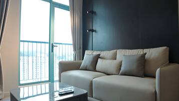Deluxe Suite, 2 Bedrooms, Non Smoking, Balcony | Living area | Netflix, streaming services