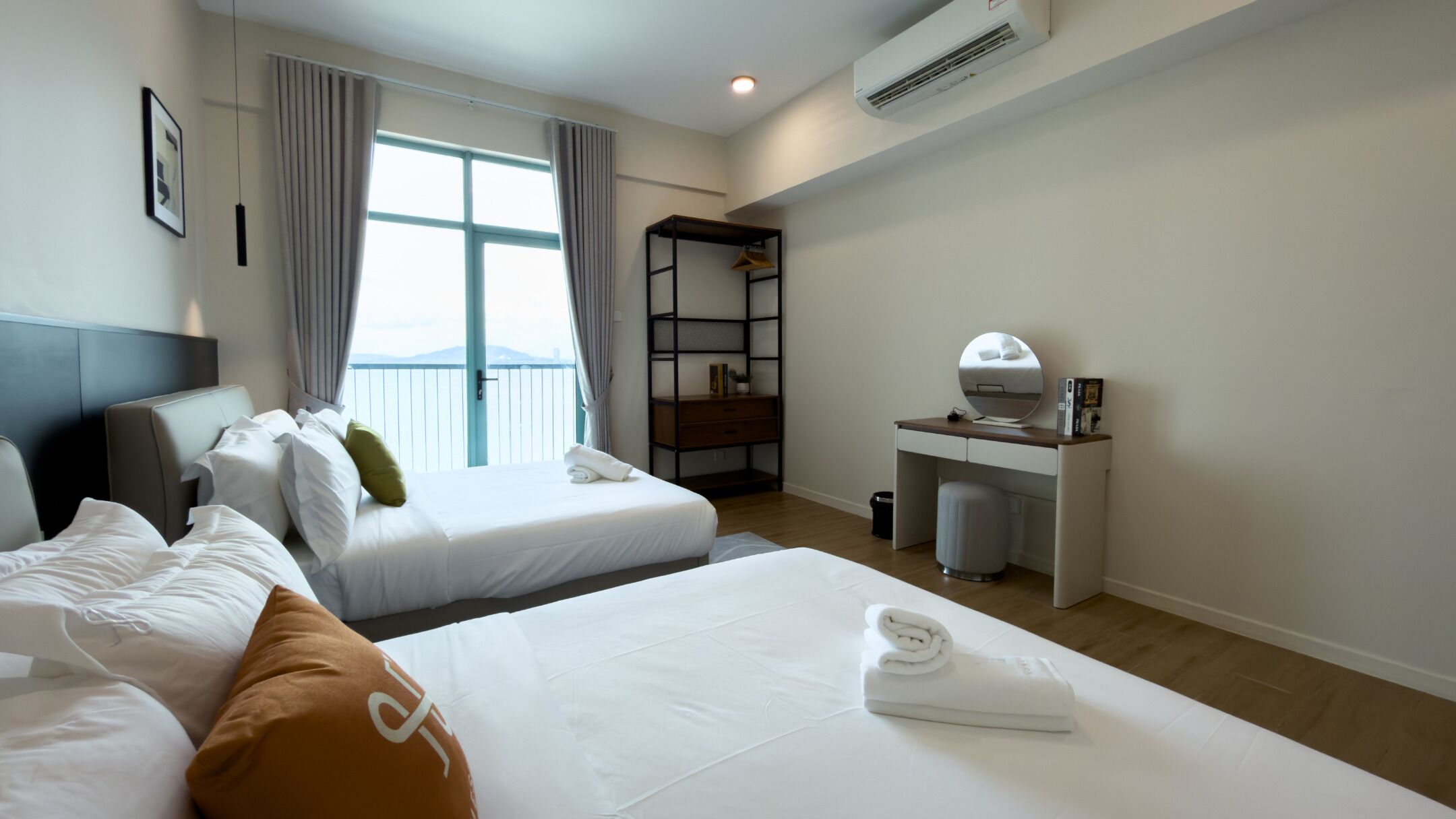 Suite exclusiva | Cortinas opacas, tabla de planchar con plancha, wifi gratis