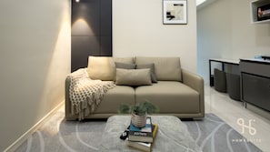 Exclusive Suite | Living area | Smart TV