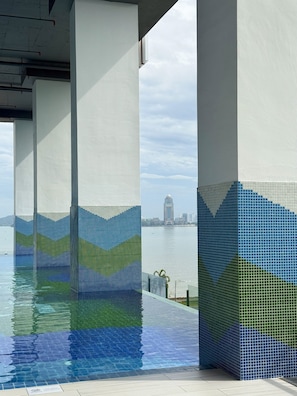 Una piscina cubierta