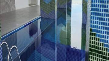 Kolam renang tertutup