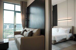 Deluxe suite, 2 slaapkamers, niet-roken, balkon | Woonruimte | Een smart-tv