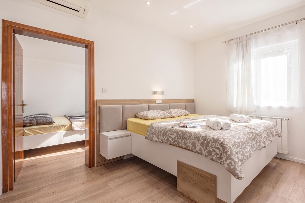Familie appartement, 2 slaapkamers, balkon, uitzicht op zee (Sea and Silence Apt /w Sea View) | 2 slaapkamers, wifi