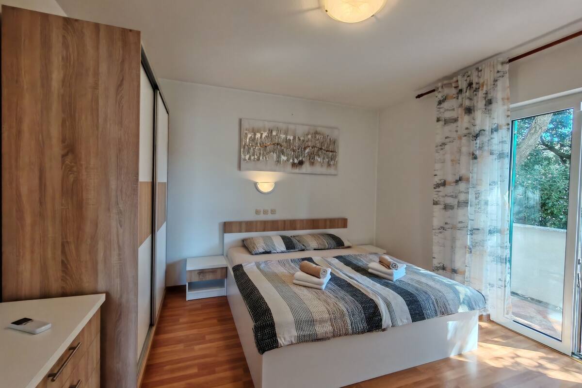 Familienapartment, 2 Schlafzimmer, Meerseite (Waves And Peace) | 2 Schlafzimmer, kostenloses WLAN, Bettwäsche