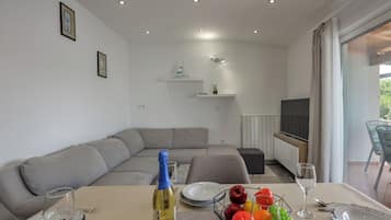 Appartamento familiare, camere multiple, fronte mare (Sea and Silence) | Area soggiorno | TV