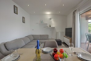 Apartamento família, vários quartos, de frente para o mar (Sea and Silence) | Área de estar | TV