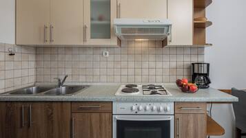 Perhehuoneisto, useita makuuhuoneita, meren rannalla (Sea Dream) | Yksityinen keittiö | Jääkaappi, mikroaaltouuni, uuni, liesi