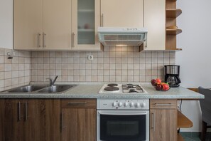 Apartamento família, vários quartos, de frente para o mar (Sea Dream) | Cozinha privada | Geladeira, micro-ondas, fogão, cooktop