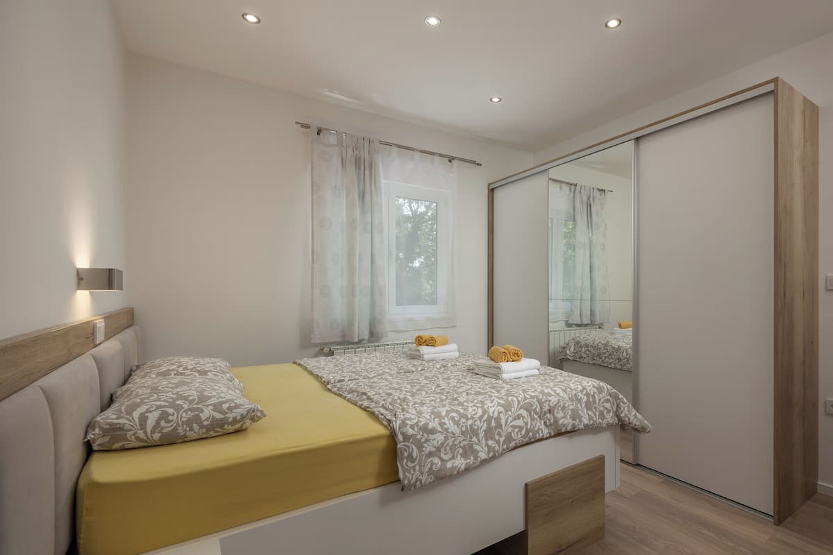 Familienapartment, 2 Schlafzimmer, Meerseite (Sea and Silence) | 2 Schlafzimmer, kostenloses WLAN, Bettwäsche