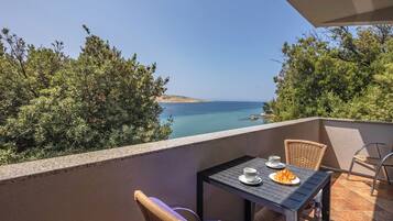 Appartamento familiare, 2 camere da letto, balcone, fronte mare (Sea Dream Apt /w Sea View Balcony) | Ristorazione all'aperto