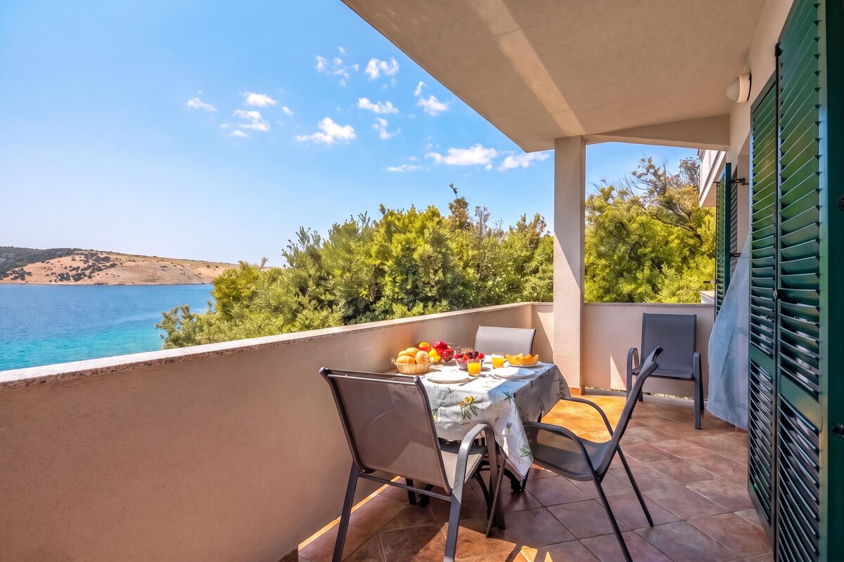 Familie appartement, 2 slaapkamers, balkon, uitzicht op zee (Waves And Peace /w Sea View Balcony) | Buiten dineren