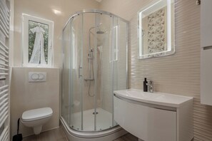 Apartamento família, vários quartos, de frente para o mar (Sea and Silence) | Banheiro | Chuveiro, toalhas de banho, sabonete, shampoo