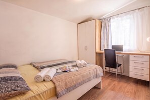 Une chambre à coucher avec un lit, un bureau et une chaise.
