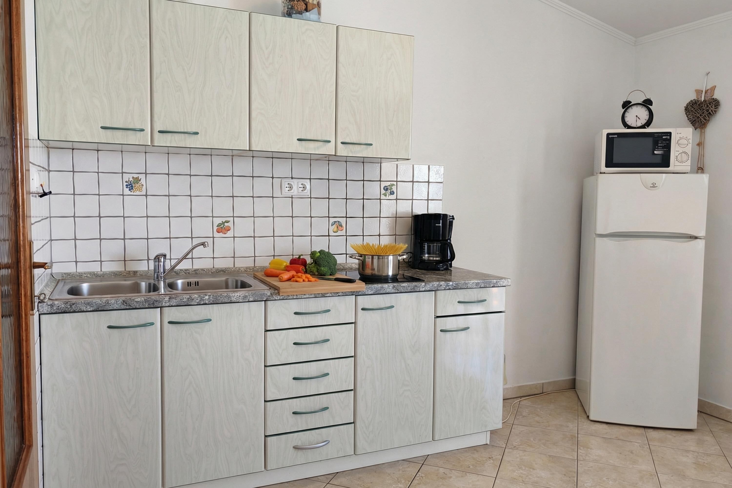 Appartamento familiare, camere multiple, fronte mare (Sunset By The Sea) | Cucina privata | Frigorifero, microonde, forno, piano cottura