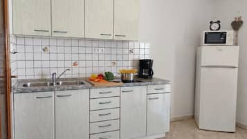 Appartamento familiare, camere multiple, fronte mare (Sunset By The Sea) | Cucina privata | Frigorifero, microonde, forno, piano cottura