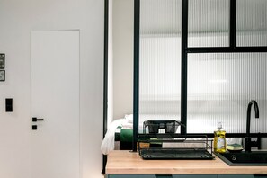 Estúdio, 1 cama de casal, sacada, vista para a cidade | Cozinha privada | Geladeira grande, micro-ondas, fogão, cooktop