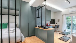 Ein modernes Hotelzimmer mit Bett, Schreibtisch und einem Balkon mit Blick.