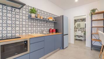 Fridge, microwave, coffee/tea maker, electric kettle