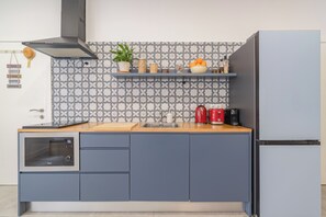 Refrigerador, microondas, cafetera y tetera y tetera eléctrica 