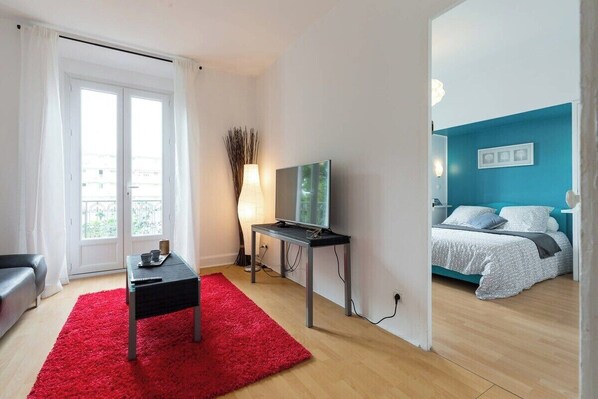 8 bedrooms, iron/ironing board, WiFi, bed sheets