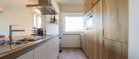 Microondas, horno y lavavajillas