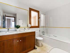 Bathroom - Nice apartment for 4 guests with pool, WIFI, A/C, TV and terrace (Orihuela)