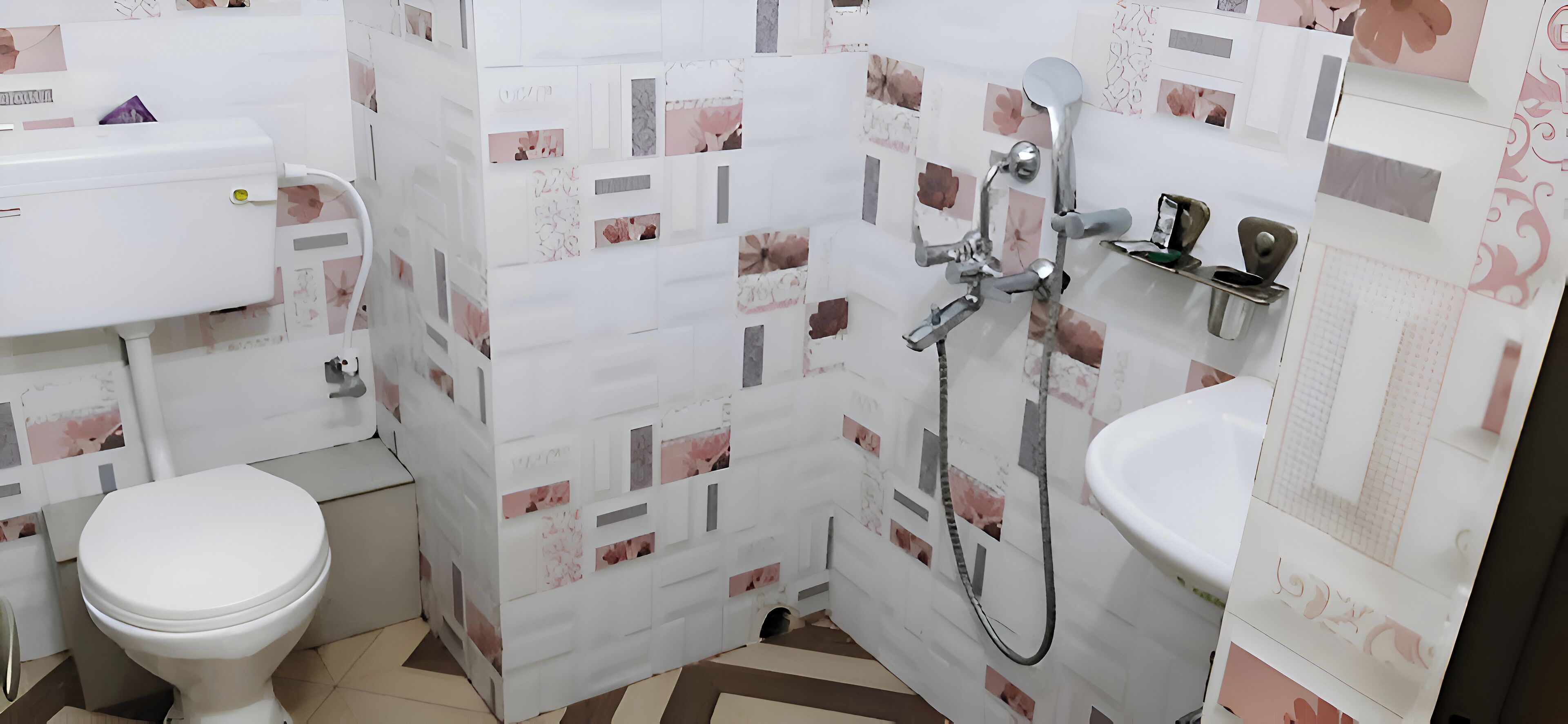 Un baño con inodoro, lavamanos y ducha.