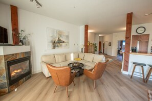 TV, fireplace - Big Beach Escape - Sleeps 6 - Pet Friendly! (Ucluelet)