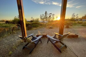 Terrace/patio - Big Beach Escape - Sleeps 6 - Pet Friendly! (Ucluelet)