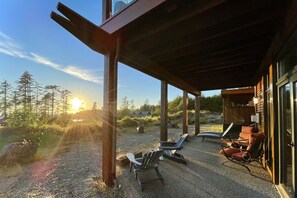 Terrace/patio - Big Beach Escape - Sleeps 6 - Pet Friendly! (Ucluelet)