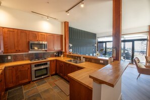 Lavavajillas, cafetera y tetera y comedor 