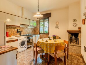 Dining - Cosy apartment for 3 people with WIFI, TV and terrace (Dongo)