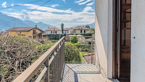 Un balcon avec vue sur les maisons et les montagnes.