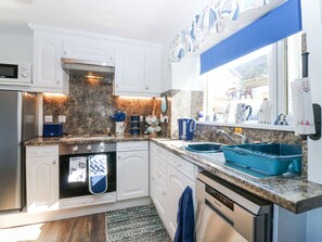 Dishwasher, cookware/dishes/utensils - Periwinkle Cottage (Banff)