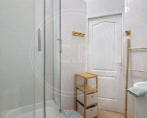 SĂšche-cheveux, serviettes fournies, papier toilette