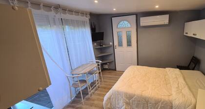 Charming Studio with Private Terrace in a Quiet Area - Urban Escape Guaranteed!