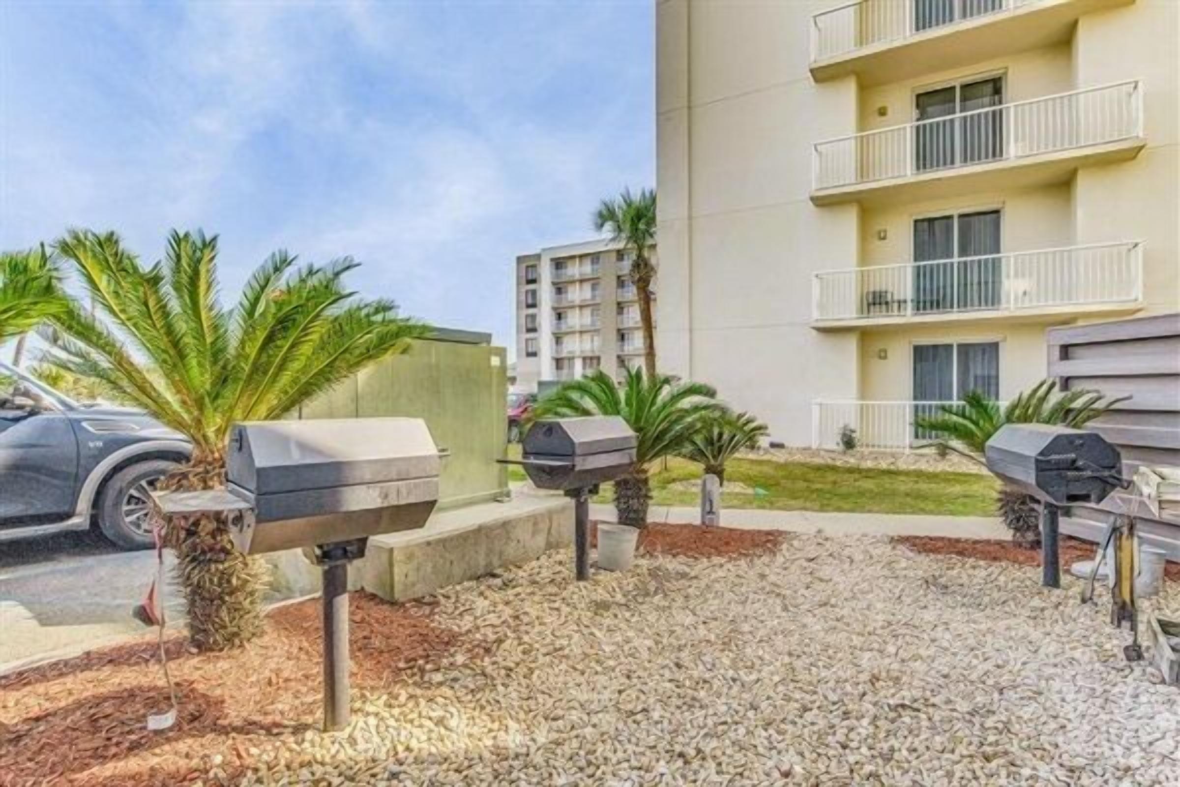 Un’area di parcheggio con barbecue e palme.