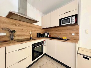 Jääkaappi, mikroaaltouuni, uuni, liesi