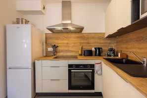 Frigorífico, microondas, horno y placa de cocina