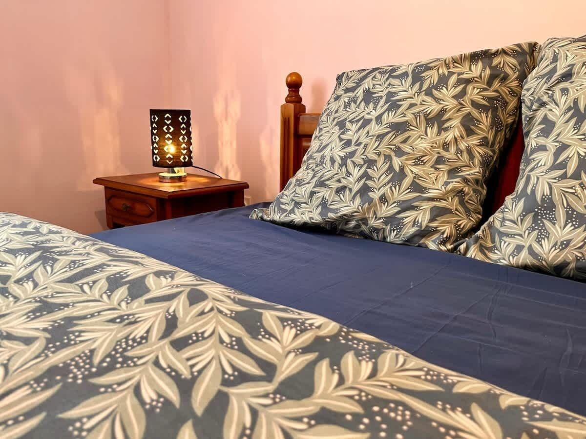 2 soverom, strykejern/-brett og sengetøy