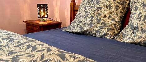 2 dormitoris, planxa i posts de planxar i roba de llit