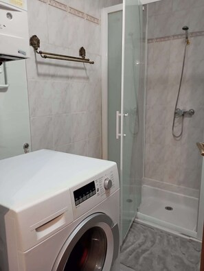 Shower, hair dryer, towels
