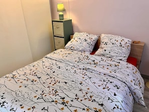 2 bedrooms, iron/ironing board, bed sheets