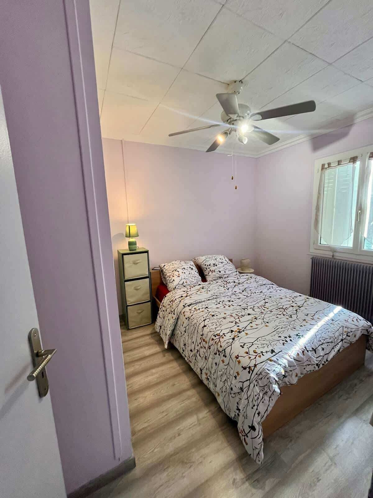 2 bedrooms, iron/ironing board, bed sheets